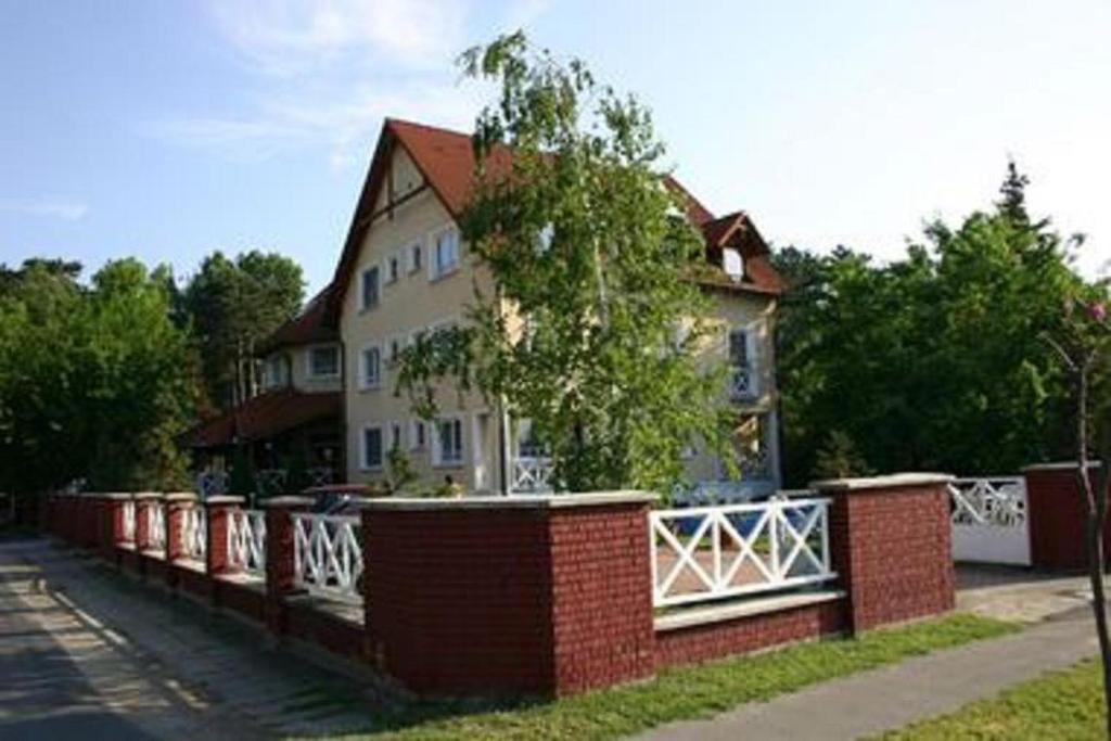 Hotel Francoise Balatonlelle Exterior photo