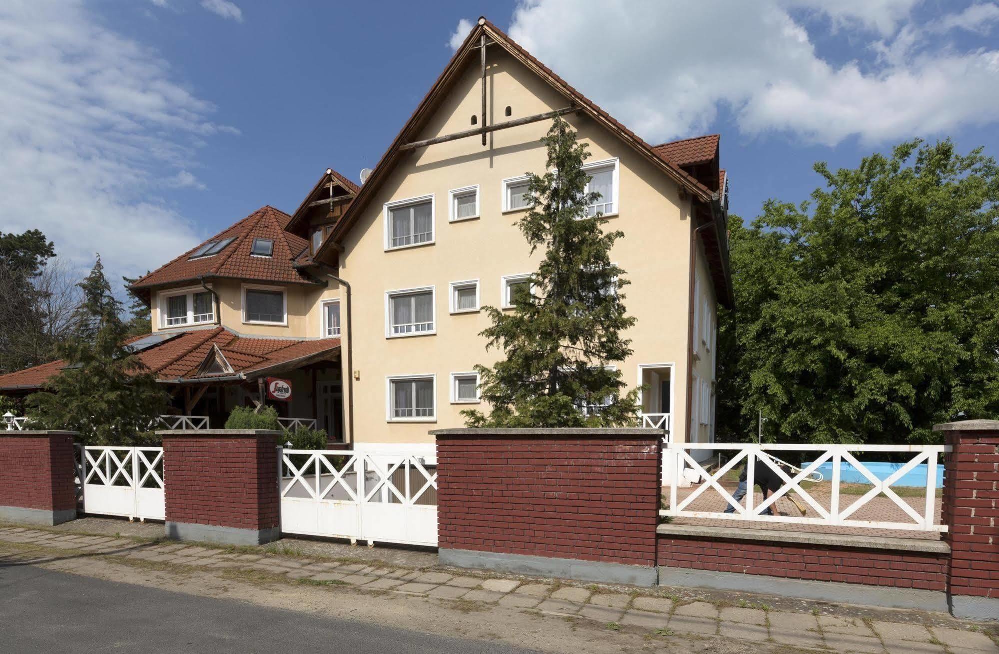 Hotel Francoise Balatonlelle Exterior photo